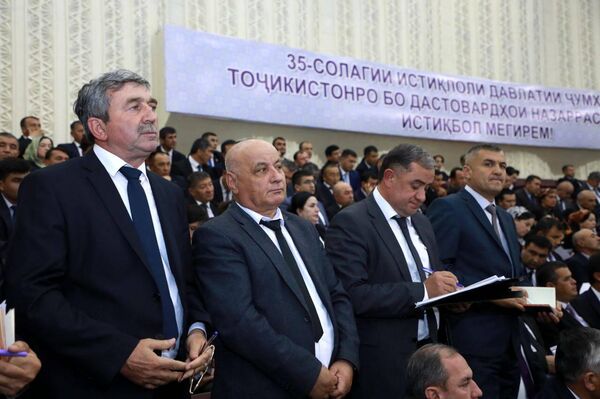 Члены правительства слушают доклад. - Sputnik Таджикистан