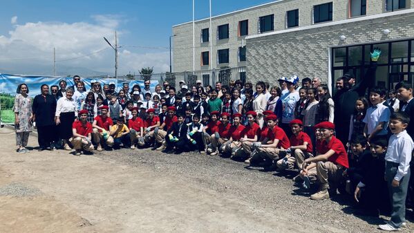 В акции приняли участие учащиеся российско-таджикской школы, местные ветераны, военнослужащие 201-й РВБ и другие. - Sputnik Таджикистан