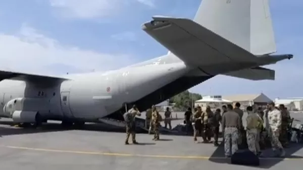 Итальянские военнослужащие готовятся к эвакуации людей из аэропорта в Хартуме, Судан. Скриншот видео