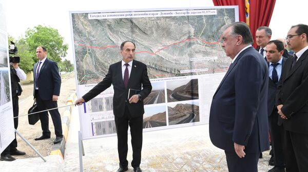 Эмомали Рахмон проверяет ход реконструкции участка Кызыл-кала - Бохтар - Sputnik Таджикистан