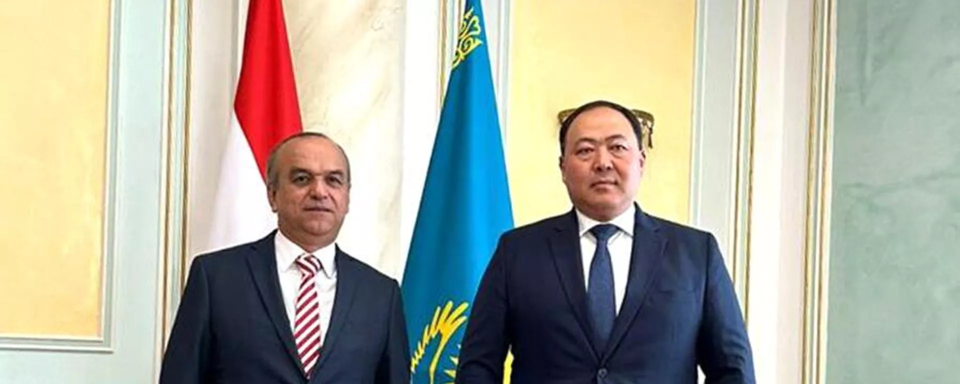 Муовинони вазирони корҳои хориҷии Тоҷикистону Қазоқистон - Содиқ Имомӣ ва Ермухамбет Конуспаев - Sputnik Тоҷикистон, 1920, 26.04.2023