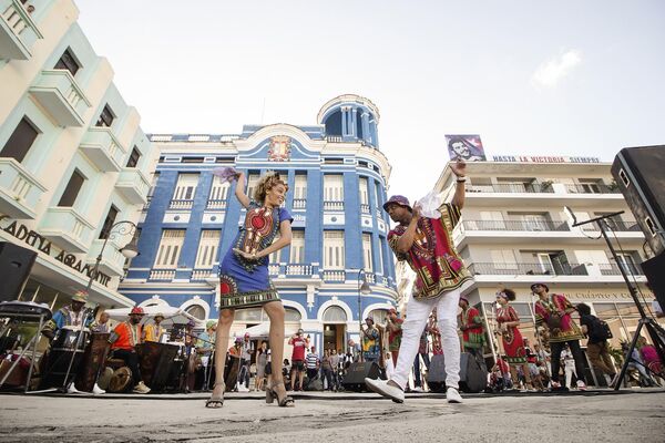 Кубинская румба - танец африканских негров, привезенных на Кубу в конце прошлого века. Отличительной особенностью румбы являются эротические плавные движения, соединенные с широкими шагами. - Sputnik Таджикистан