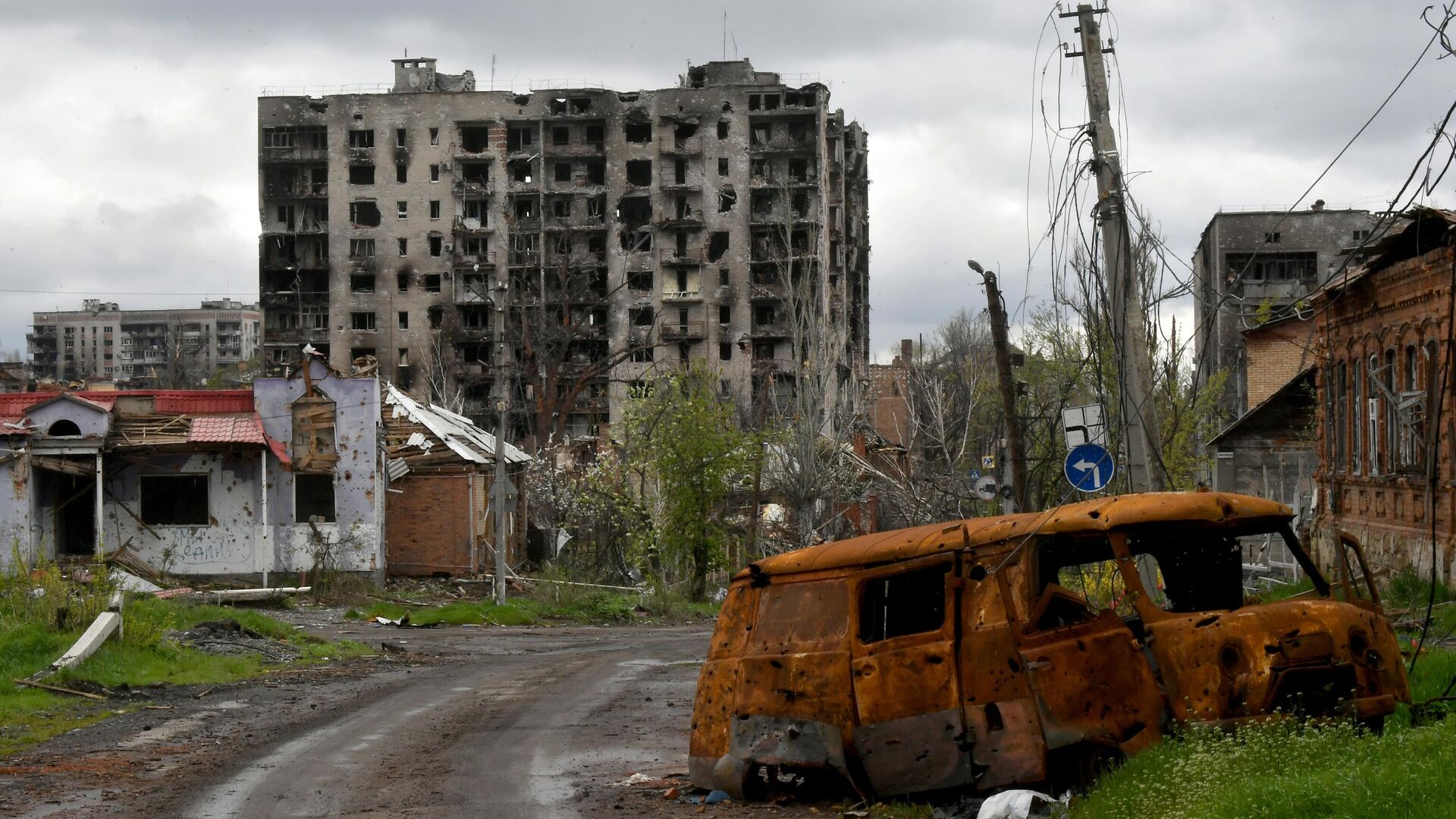 Разрушенные дома в Артёмовске. - Sputnik Таджикистан, 1920, 28.04.2023