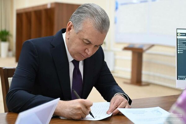 Президент республики на избирательном участке в Ташкенте. - Sputnik Таджикистан