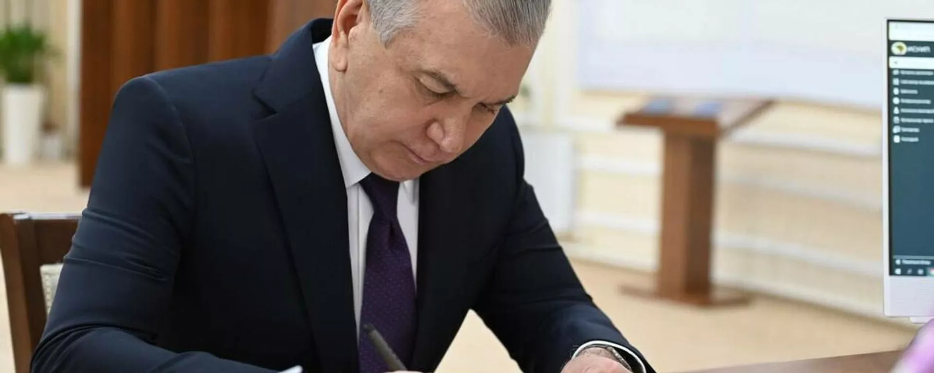 Мирзиеев с семьей проголосовали за новую Конституцию в Узбекистане - Sputnik Тоҷикистон, 1920, 08.05.2023