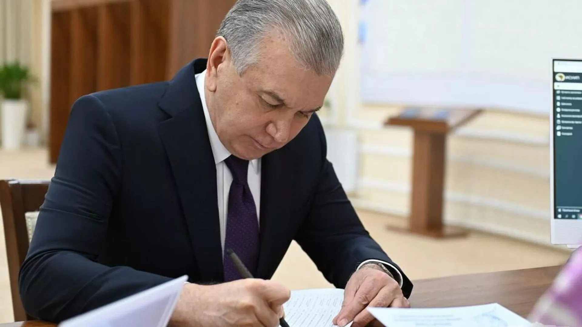 Мирзиеев с семьей проголосовали за новую Конституцию в Узбекистане