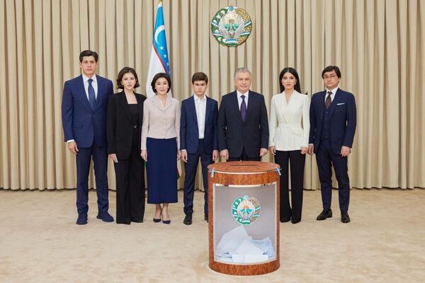 Шавкат Мирзиёев с семьей голосуют за новую Конституцию в Узбекистане. - Sputnik Таджикистан