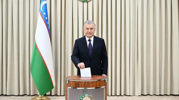 Мирзиеев с семьей проголосовали за новую Конституцию в Узбекистане - Sputnik Таджикистан