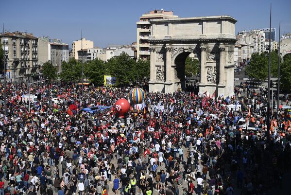 Демонстрация протестующих против пенсионной реформы в Марселе. - Sputnik Таджикистан