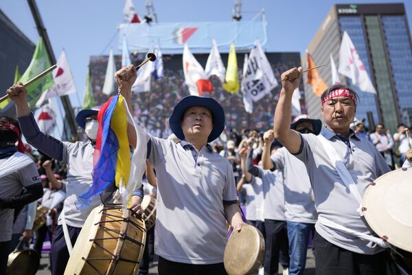 Члены Корейской конфедерации профсоюзов выкрикивают лозунги во время первомайского митинга в Сеуле. - Sputnik Таджикистан