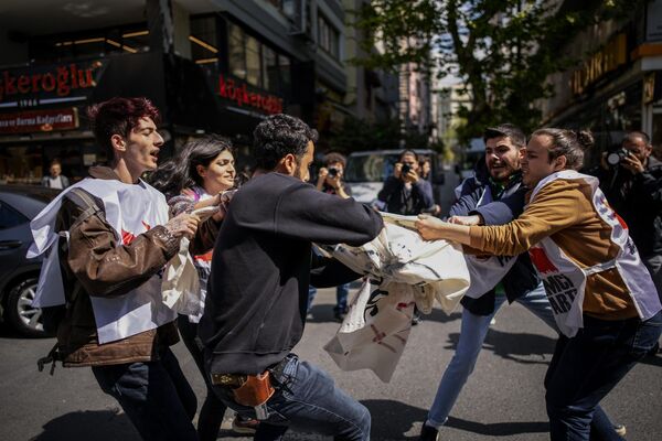 Полицейские задерживают протестующих в Стамбуле.  - Sputnik Таджикистан