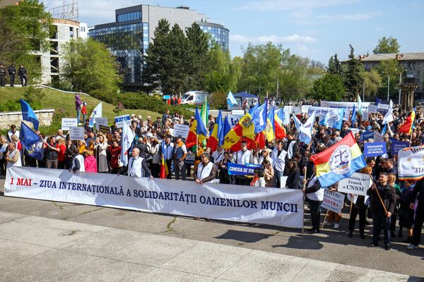 Участники первомайской демонстрации в Международный день солидарности трудящихся в Кишиневе, Молдавия - Sputnik Таджикистан