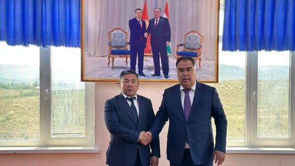 Абдикарим Алимбаев и Раджаббой Ахмадзода в Исфаре - Sputnik Таджикистан