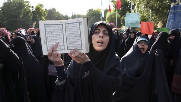 Иранские женщины на митинге за ужесточение закона о хиджабе - Sputnik Таджикистан