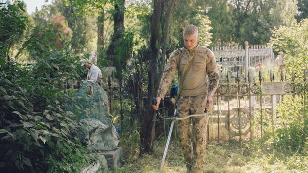 Военнослужащие РФ привели в порядок воинские захоронения в Таджикистане - Sputnik Тоҷикистон
