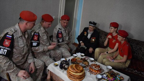 Военнослужащие военной полиции ЦВО навестили таджикского ветерана Великой Отечественной войны - Sputnik Таджикистан
