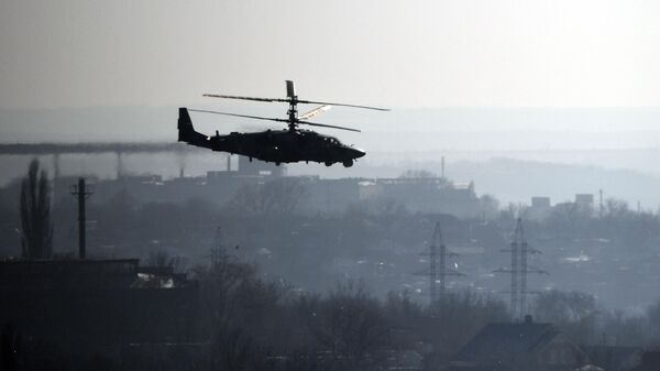 Вертолет Ка-52 ВС РФ в небе в зоне проведения специальной военной операции. - Sputnik Таджикистан