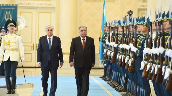 Президент Таджикистана Эмомали Рахмон и глава Казахстана Касым-Жомарт Токаев  - Sputnik Тоҷикистон