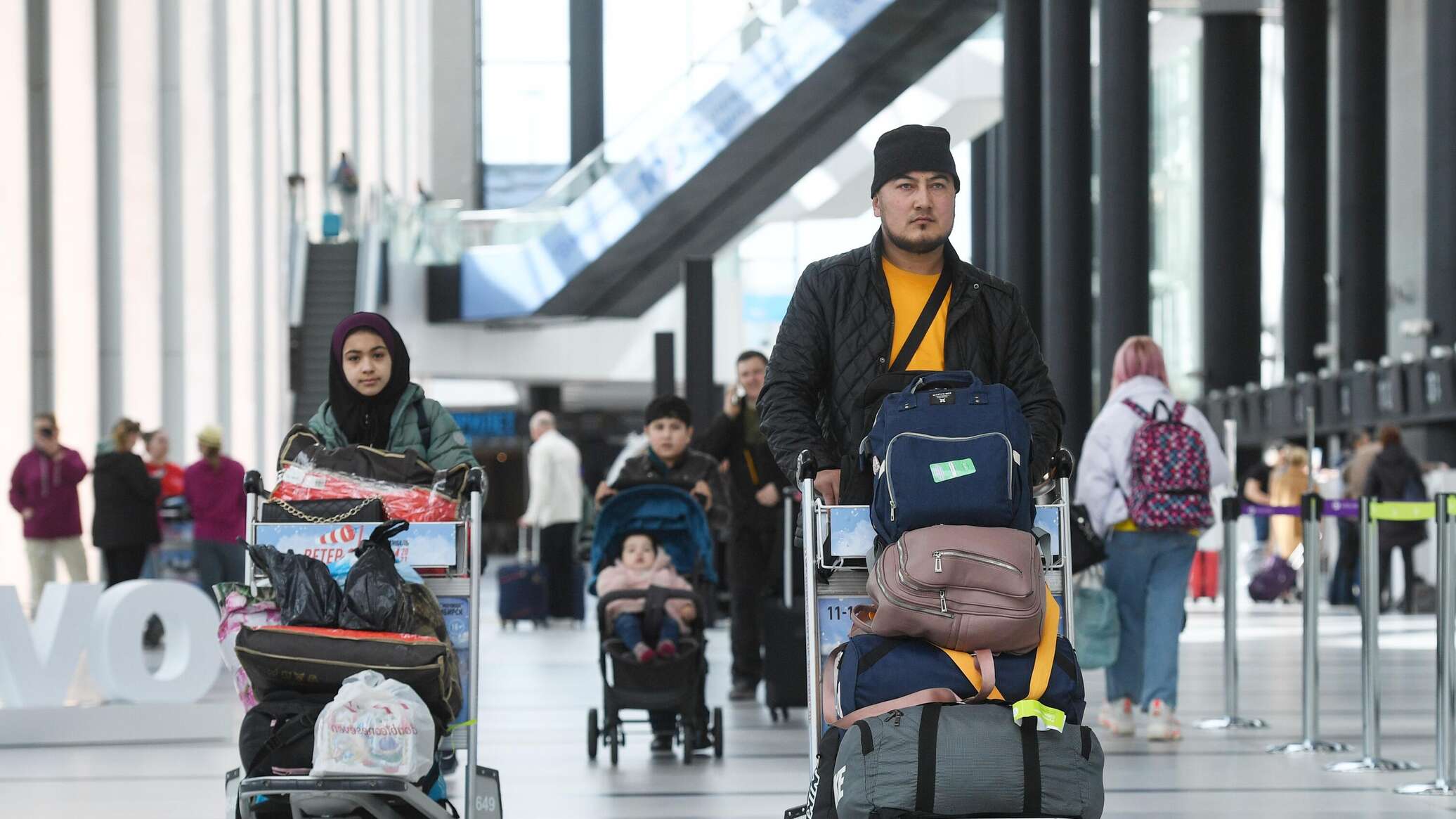 Сколько мигрантов депортировали из россии в 2024. Таджикистан Худжанд аэропорт 2023 год. Мигрант TJ. Мигранты Таджикистана. В новом аэропорту.