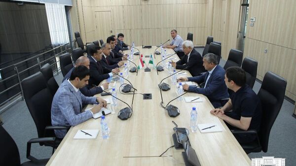 Встреча первого заместителя мэра Ташкента Бахтиёра Рахмонова и посла Таджикистана в Узбекистане Рахмонзоды Абдуджаббора Азиза - Sputnik Таджикистан