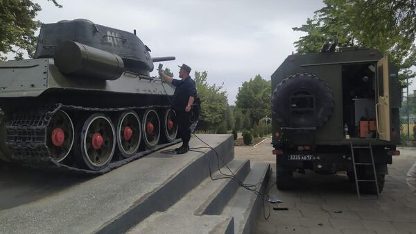 Военнослужащие российской военной базы в Таджикистане отреставрировали танк Т-34 ко Дню Победы в г. Турсунзаде - Sputnik Таджикистан