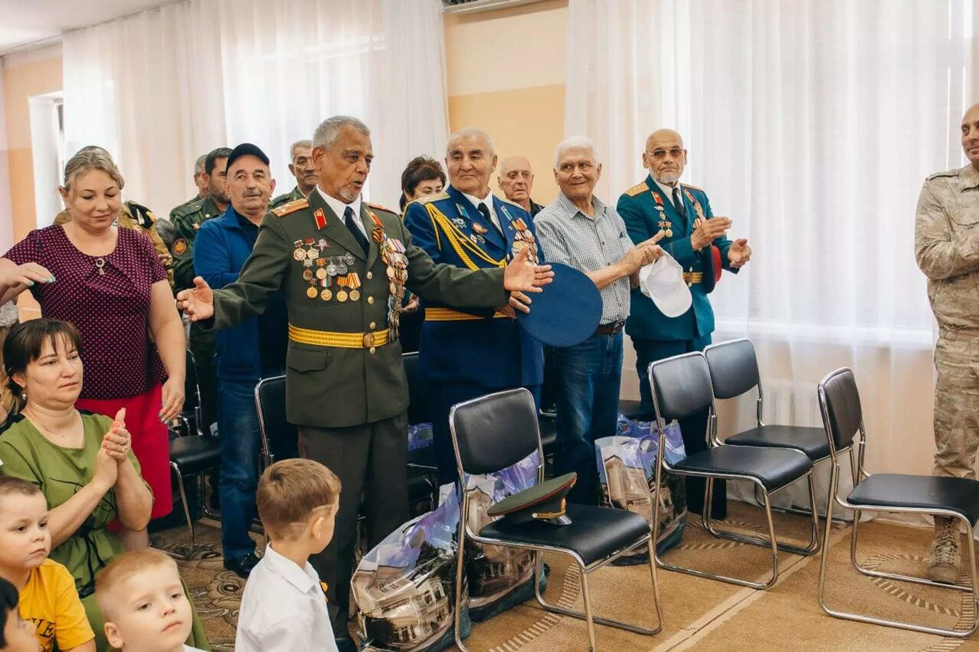 Воспитанники детского сада российской военной базы в Таджикистане поздравили ветеранов 201-й мотострелковой дивизии с наступающим Днем Победы Воспитанники детского сада российской военной базы в Таджикистане поздравили ветеранов 201-й мотострелковой дивизии с наступающим Днем Победы - Sputnik Тоҷикистон, 1920, 06.05.2023