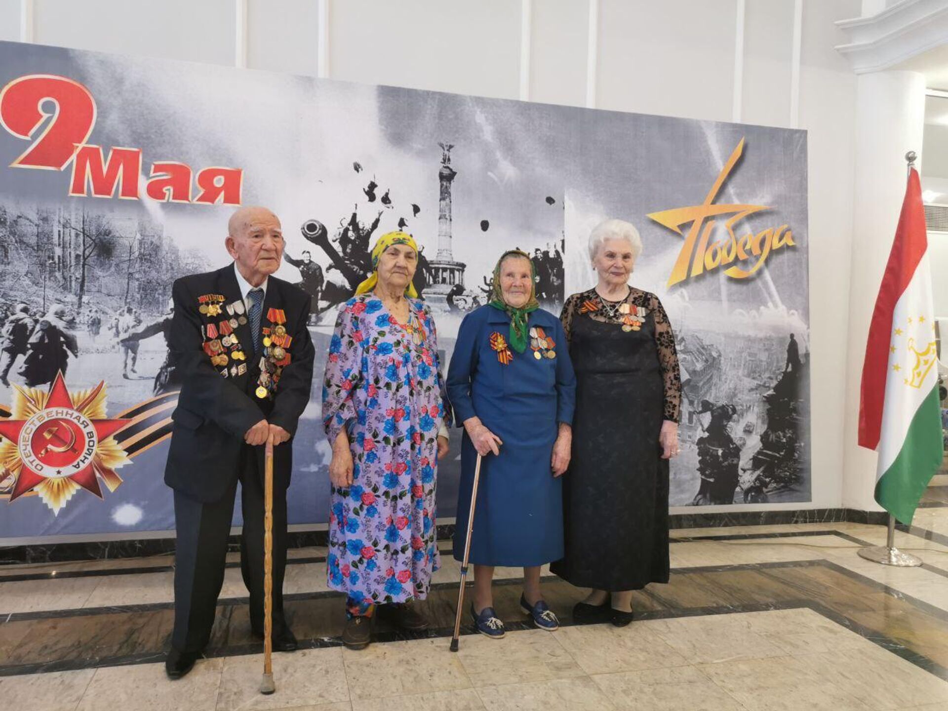 Посол РФ в Душанбе поздравил участников Великой Отечественной войны с годовщиной Победы - Sputnik Таджикистан, 1920, 06.05.2023