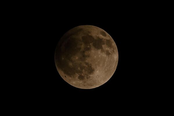 Полутеневое затмение происходит, когда Луна проходит через внешнюю область земной тени. - Sputnik Таджикистан
