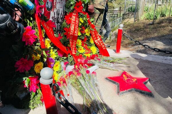 Мемориал погибших воинов-интернационалистов на старом кладбище в Душанбе. - Sputnik Таджикистан