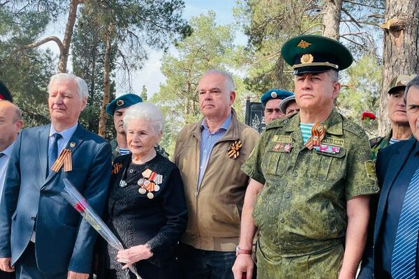 Посол России в Таджикистане с приглашенными на торжественный митинг гостями. - Sputnik Таджикистан