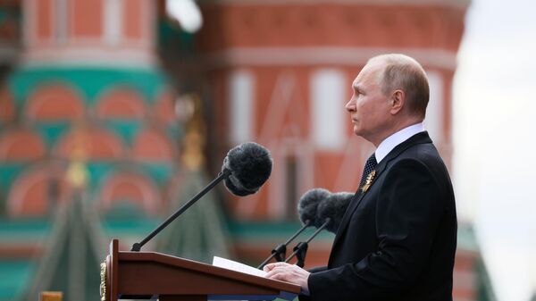 Президент РФ В. Путин на военном параде  - Sputnik Таджикистан