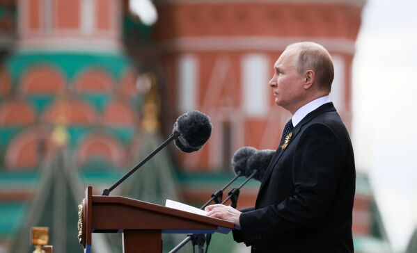 Перед началом торжества Путин обратился к стране и поздравил соотечественников, а также все народы-победители с этим важным праздником. - Sputnik Таджикистан