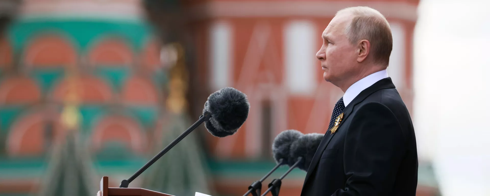 Президент РФ В. Путин на военном параде  - Sputnik Тоҷикистон, 1920, 09.05.2023