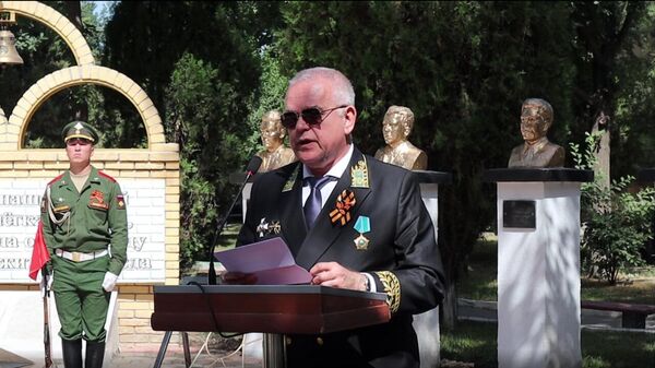 Посол России в Таджикистане поздравляет военнослужащих 201-й РВБ с Днем Победы - Sputnik Тоҷикистон