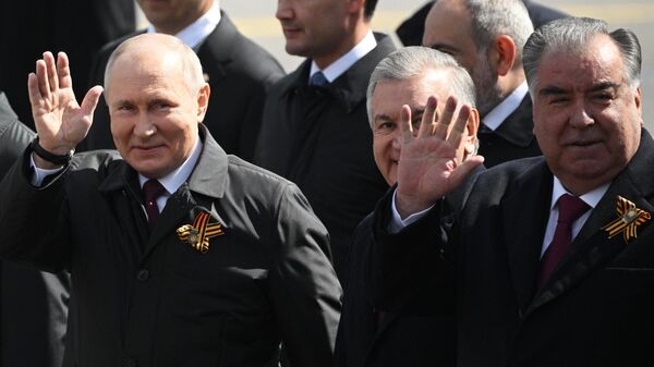 Президент РФ В. Путин и председатель правительства М. Мишустин на параде Победы в Москве - Sputnik Тоҷикистон