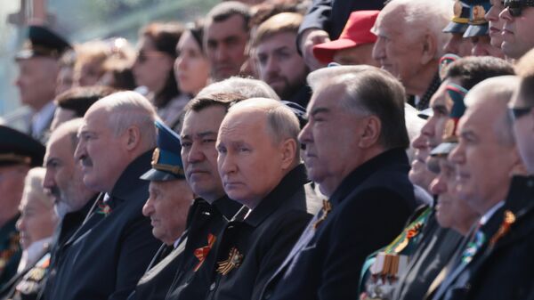 Президент РФ В. Путин и председатель правительства М. Мишустин на параде Победы в Москве - Sputnik Тоҷикистон