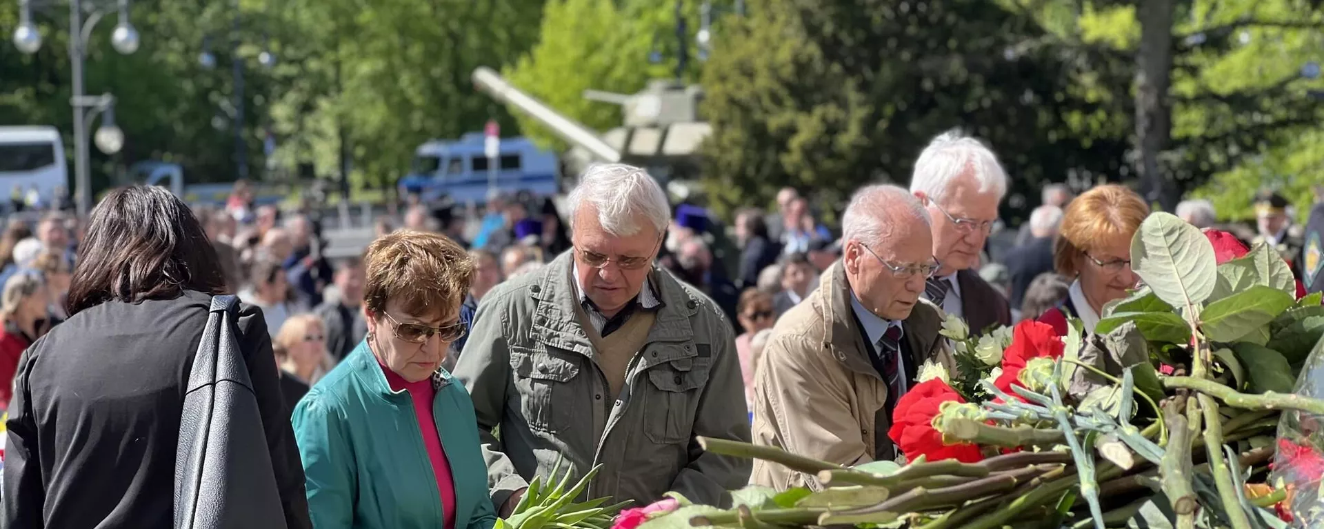 Возложение цветов к памятнику Воину-освободителю в мемориальном комплексе в берлинском Трептов-парке - Sputnik Тоҷикистон, 1920, 09.05.2023