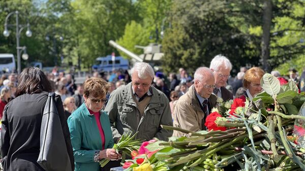 Возложение цветов к памятнику Воину-освободителю в мемориальном комплексе в берлинском Трептов-парке - Sputnik Таджикистан