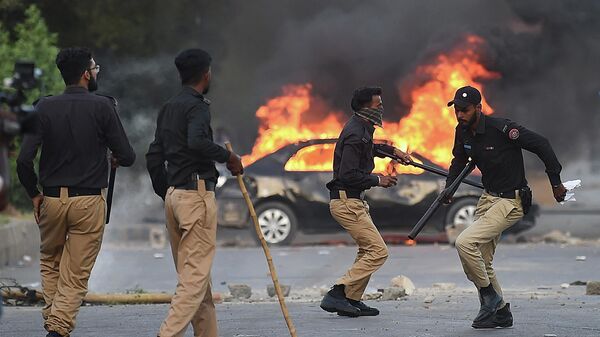 Сотрудники полиции во время протестов сторонников бывшего премьер-министра Пакистана Имран Хана в Карачи - Sputnik Тоҷикистон