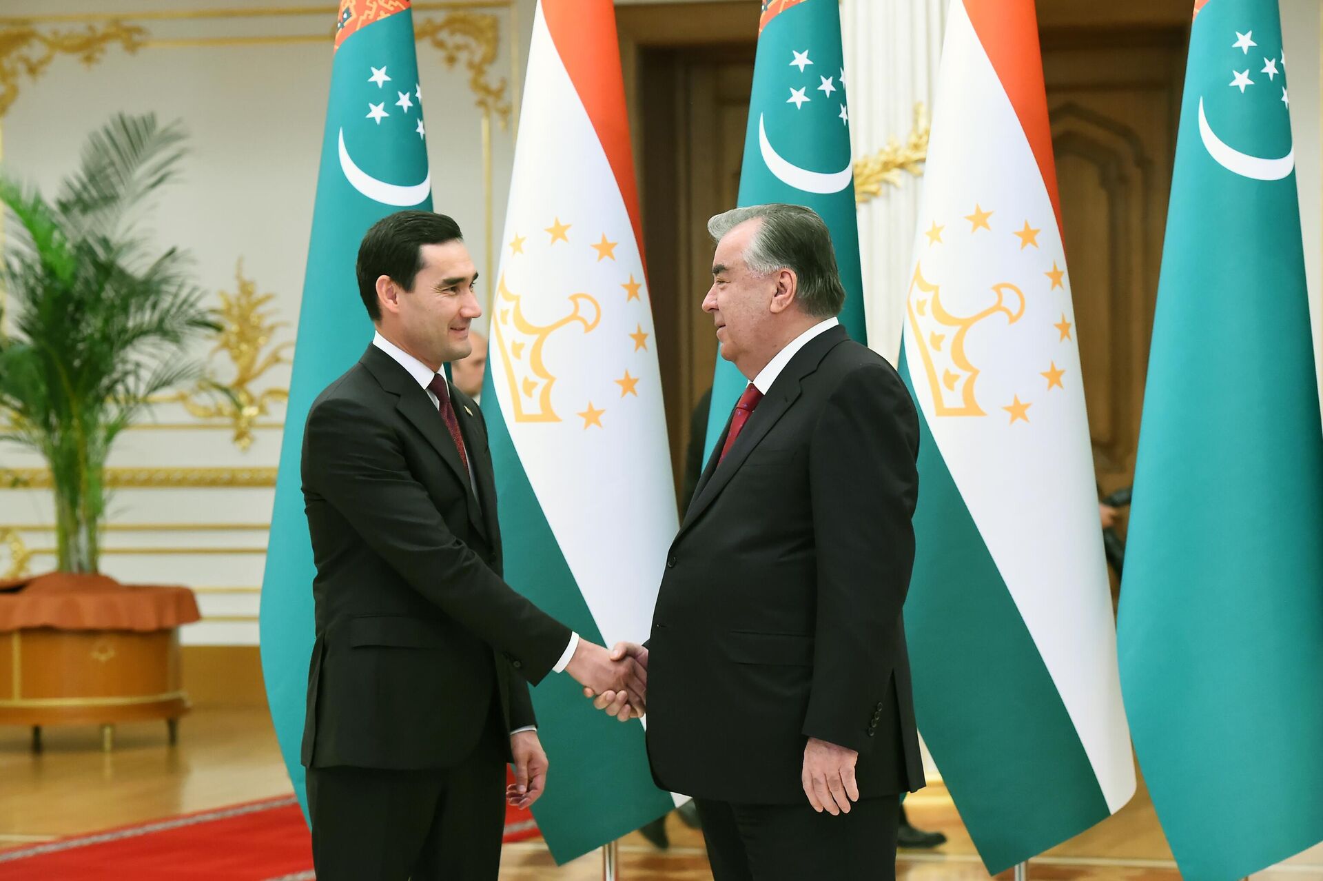 Президент Таджикистана Эмомали Рахмон и президент Туркменистана Сердар Бердымухамедов - Sputnik Таджикистан, 1920, 10.05.2023