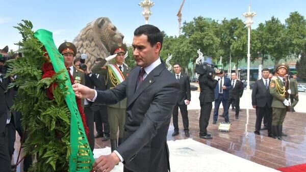 Сердар Бердымухамедов возлагает венок к памятнику Исмоилу Сомони - Sputnik Таджикистан