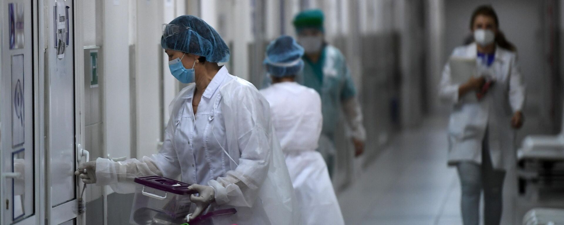 Медицинские работники в больнице. - Sputnik Тоҷикистон, 1920, 22.04.2024