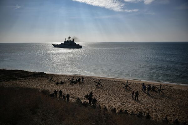 Большой десантный корабль Цезарь Куников  на учениях Черноморского флота в Крыму - Sputnik Таджикистан