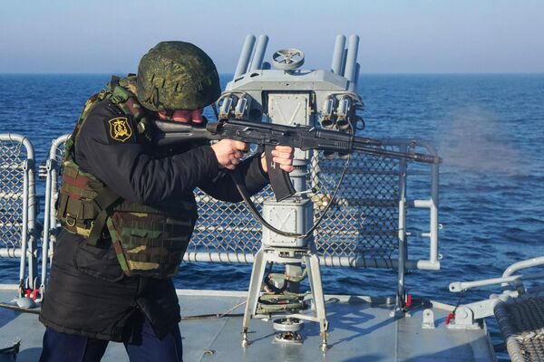 ЧФ РФ включает десятки новейших кораблей и подводных лодок, оснащенных самым современным ракетным оружием. - Sputnik Таджикистан