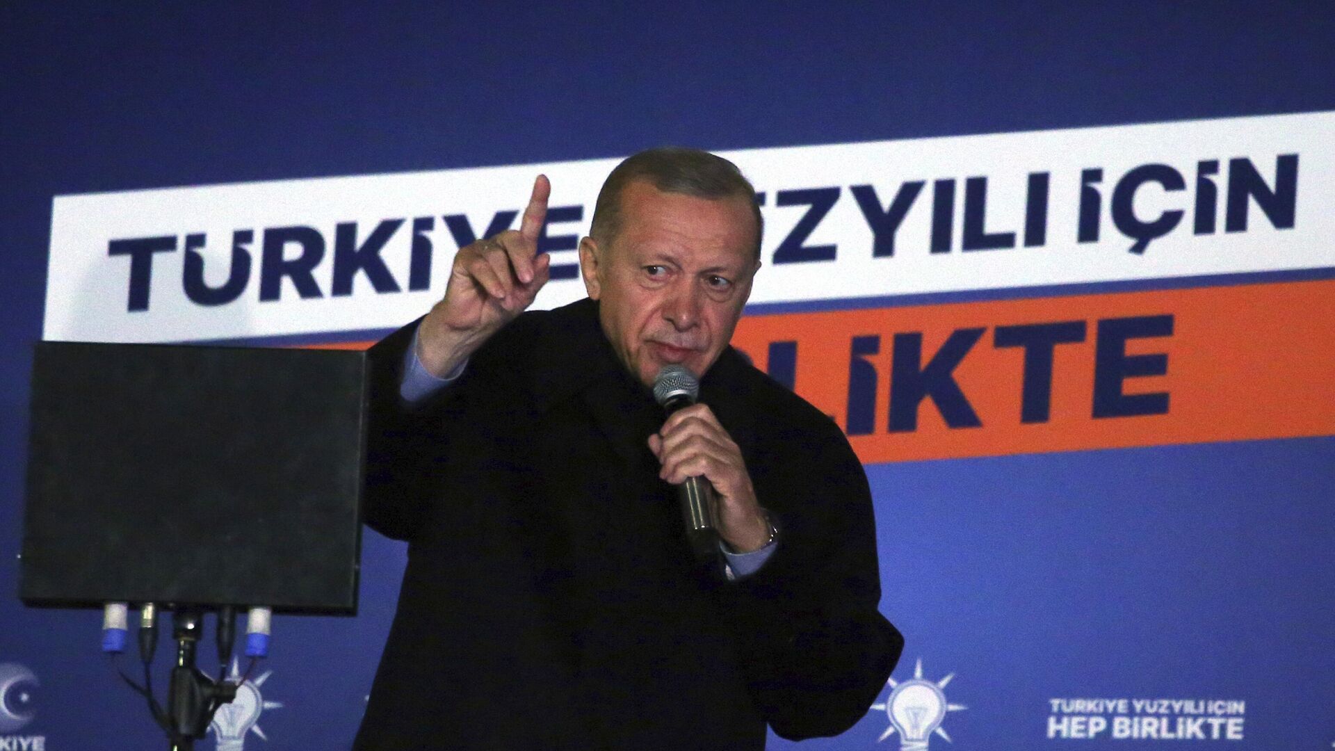 Президент Турции Реджеп Тайип Эрдоган выступает с речью перед сторонниками на выборах - Sputnik Таджикистан, 1920, 15.05.2023