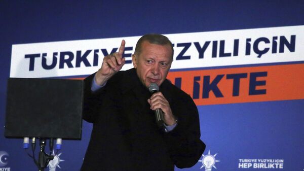 Президент Турции Реджеп Тайип Эрдоган выступает с речью перед сторонниками на выборах - Sputnik Таджикистан