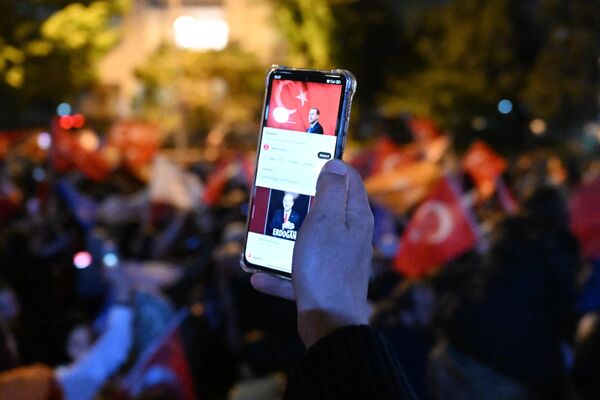 Возле дома Эрдогана в Стамбуле тоже собрались люди. - Sputnik Таджикистан