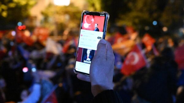 Митинг сторонников президента Турции Реджепа Тайипа Эрдогана около его дома в Стамбуле - Sputnik Тоҷикистон