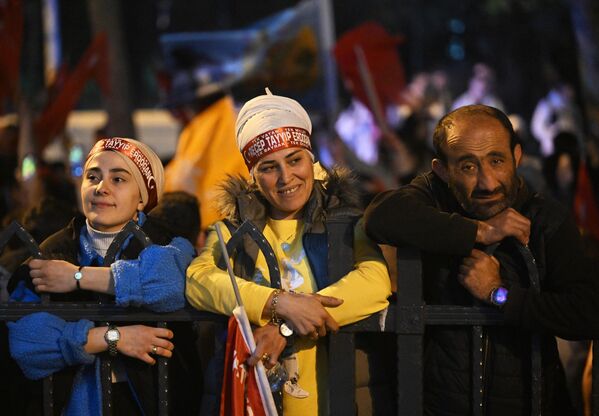 Сторонники Эрдогана, набравшего 49,36% голосов, ожидают речь в Анкаре. - Sputnik Таджикистан