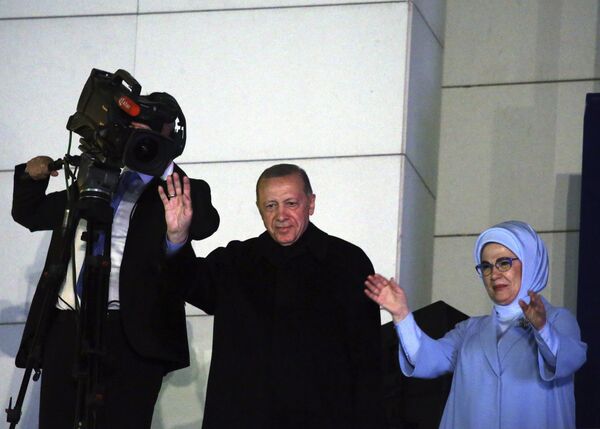 Лидер выборной гонки с женой приветствует участников митинга в Анкаре. - Sputnik Таджикистан